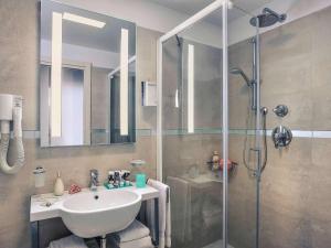 bagno con lavandino e doccia di Mercure Hotel Rimini Artis a Rimini