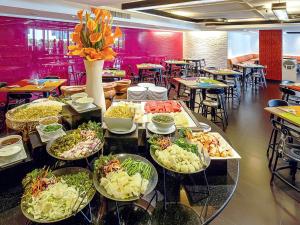 清迈宜必思尚品清迈酒店 的餐厅内供应的自助餐,包括许多菜肴