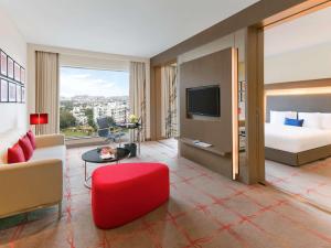 Novotel Ahmedabad的电视和/或娱乐中心