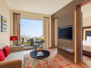 Novotel Ahmedabad的电视和/或娱乐中心