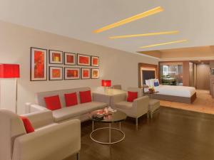 Novotel Ahmedabad的休息区