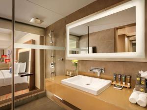 Novotel Ahmedabad的一间浴室