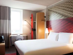 A bed or beds in a room at ibis Rotterdam City Centre