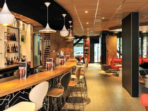 ibis Rotterdam City Centre tesisinde lounge veya bar alanı