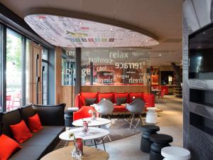 Zona de lounge sau bar la ibis Rotterdam City Centre