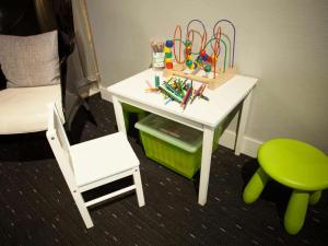 - un bureau blanc avec une chaise et une table avec des articles de papeterie dans l'établissement ibis Styles Amsterdam City, à Amsterdam