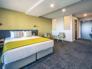 Tempat tidur dalam kamar di Mercure Melbourne Caroline Springs