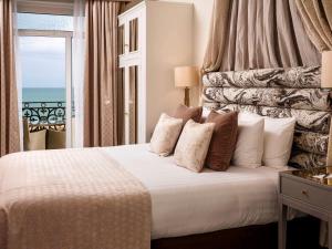 Tempat tidur dalam kamar di Mercure Brighton Seafront Hotel