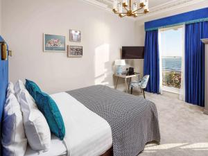 Tempat tidur dalam kamar di Mercure Brighton Seafront Hotel