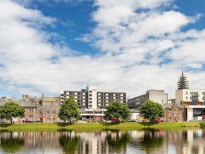 uitzicht op een stad met een meer en gebouwen bij Mercure Inverness Hotel in Inverness