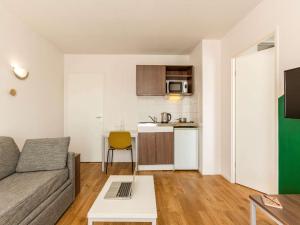 Kuchyň nebo kuchyňský kout v ubytování Aparthotel Adagio Access Carrières Sous Poissy