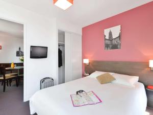 Tempat tidur dalam kamar di Aparthotel Adagio Access Toulouse St Cyprien