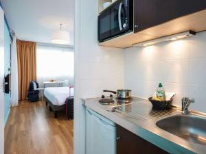 Una cocina o kitchenette en Aparthotel Adagio Access Strasbourg Illkirch