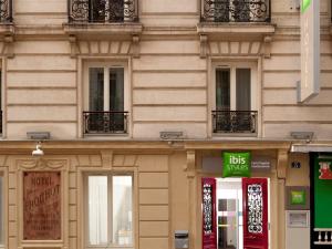 パリにあるイビス スタイルズ パリ ピガール モンマルトルの窓とバルコニーがたくさんある建物