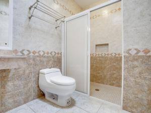 a bathroom with a toilet and a shower at Hotel Patzcuaro in Pátzcuaro