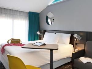 Ένα ή περισσότερα κρεβάτια σε δωμάτιο στο ibis Styles Roanne Centre Gare