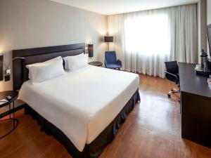 uma grande cama branca num quarto de hotel em Grand Mercure Sao Paulo Vila Olimpia em São Paulo