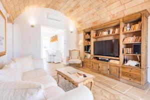 薩維的住宿－Leukos, dimora di charme，客厅配有白色沙发和电视