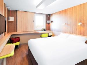 Postel nebo postele na pokoji v ubytování Ibis Styles Lille Marcq En Baroeul