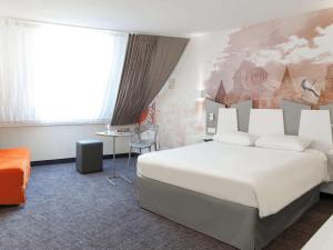 Giường trong phòng chung tại ibis Styles Poitiers Centre