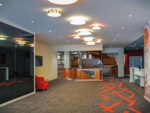 The lobby or reception area at ibis Styles Poitiers Centre