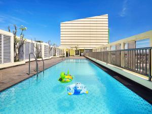 The swimming pool at or close to KIMAYA Braga Bandung by HARRIS