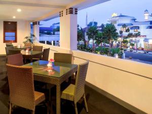 A restaurant or other place to eat at KIMAYA Braga Bandung by HARRIS