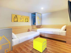 A seating area at KIMAYA Braga Bandung by HARRIS