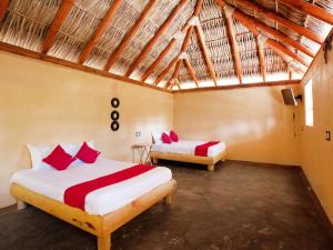 2 camas en una habitación con techo en Hotel Villa Xtreme, en Villa del Carbón