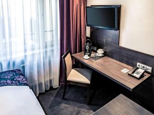 Uma TV ou centro de entretenimento em Mercure Frankfurt City Messe