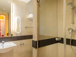Koupelna v ubytování ibis Styles Paris La Défense Courbevoie + 32 fotografií
