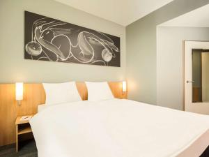 Rúm í herbergi á Ibis Vienna Airport