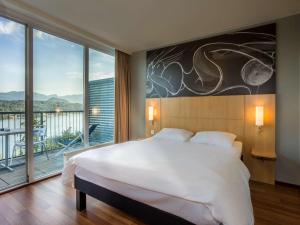 Una cama o camas en una habitación de ibis Wörthersee