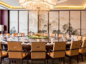 潍坊富力铂尔曼酒店餐厅或其他用餐的地方