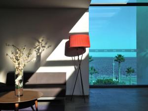 una lámpara roja en la sala de estar con vistas al océano en Mercure Nador Rif, en Nador