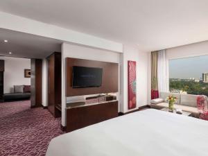 TV in/ali zabaviščno središče v nastanitvi Novotel Yangon Max