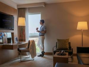 TV in/ali zabaviščno središče v nastanitvi Novotel Yangon Max