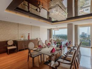 Predel za sedenje v nastanitvi Novotel Yangon Max