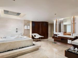 Postelja oz. postelje v sobi nastanitve Novotel Yangon Max