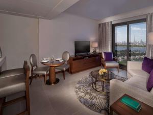 TV a/nebo společenská místnost v ubytování Pullman Dubai Creek City Centre Residences