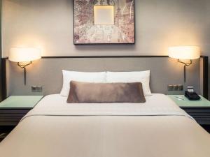 Postel nebo postele na pokoji v ubytování Mercure Bali Legian