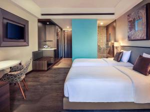Postel nebo postele na pokoji v ubytování Mercure Bali Legian