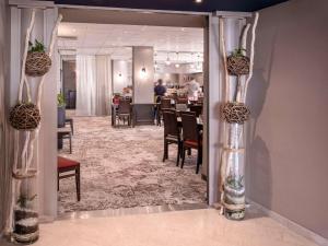 Um restaurante ou outro lugar para comer em Mercure Trouville Sur Mer