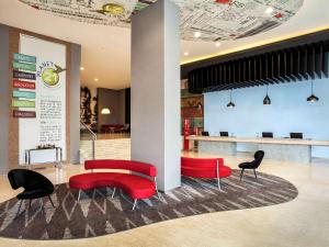 Khu vực ghế ngồi tại Ibis Jakarta Harmoni