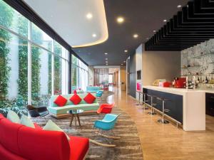 Khu vực ghế ngồi tại Ibis Jakarta Harmoni