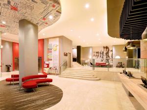 Khu vực ghế ngồi tại Ibis Jakarta Harmoni