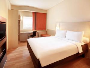 Giường trong phòng chung tại Ibis Jakarta Harmoni