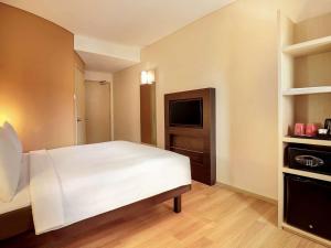 Giường trong phòng chung tại Ibis Jakarta Harmoni
