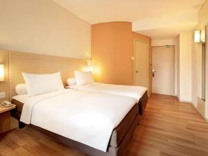 Giường trong phòng chung tại Ibis Jakarta Harmoni