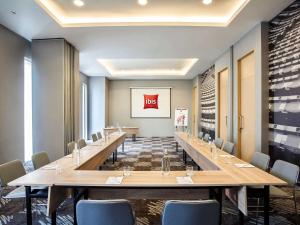 Khu vực hỗ trợ khách đi công tác/phòng hội thảo tại Ibis Jakarta Harmoni